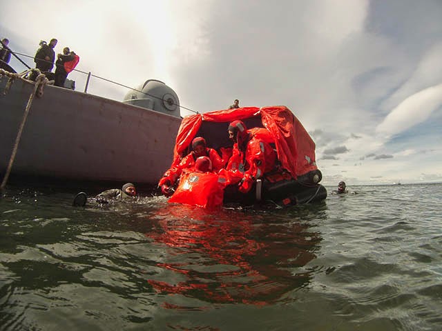 http://www.armada.cl/armada/noticias-navales/aviadores-navales-efectuan-entrenamiento-de-supervivencia-en-el-estrecho-de-magallanes/2014-11-26/083015.html