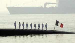 des marins français se tenant debout sur un sous-marin