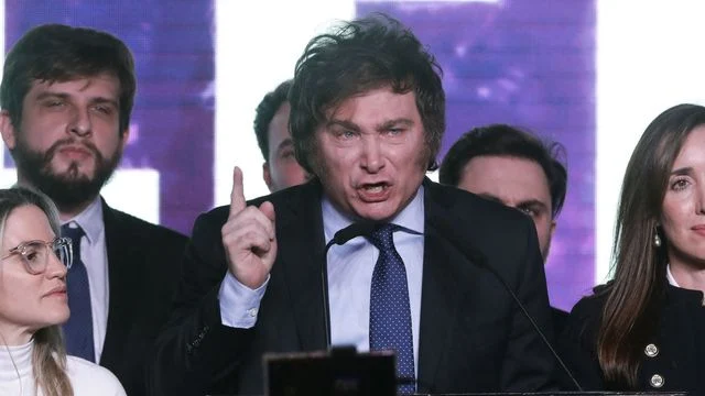 Quién es Javier Milei y cuáles son las radicales propuestas con las que ganó las primarias en Argentina