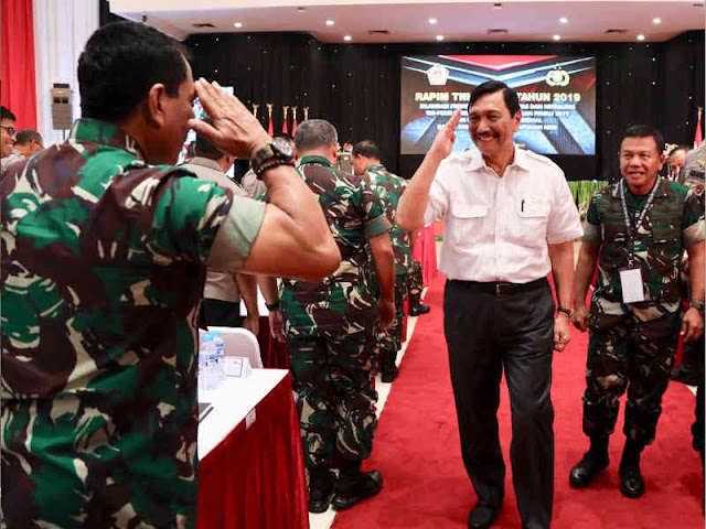 Luhut Pandjaitan Ajak Perwira TNI-POLRI Bekerja Dengan Baik