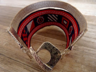 Bracelet manchette en cuir et galon ancien Esprit de mer - Gros fermoir en T