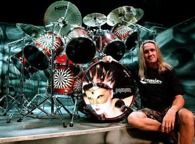 Foto de Nicko McBrain posando junto a su bateria