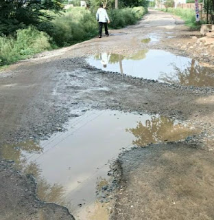 पावटा। पावटा कस्बे से भोनावास सहित दर्जनों गाँवो व ढाणियों तक जाने वाली सड़क काफी जर्जर हो चुकी है। सड़क जर्जर होने के कारण गड्ढों में तब्दील हो गई हैं। बारिश के कारण गड्ढे तालाब मे तब्दील हो गई है। सड़कों पर बने गड्ढो में पानी भर गया है। जिससे लोगों को परेशानियों का सामना करना पड़ रहा है। ऐसे में वाहन चालकों को गड्ढे का अंदाजा नहीं हो रहा है और वे हादसे का शिकार हो रहे हैं। बावजूद इसके जिम्मेदार अधिकारी और जनप्रतिनिधि इस ओर ध्यान नहीं दे रहे हैं।