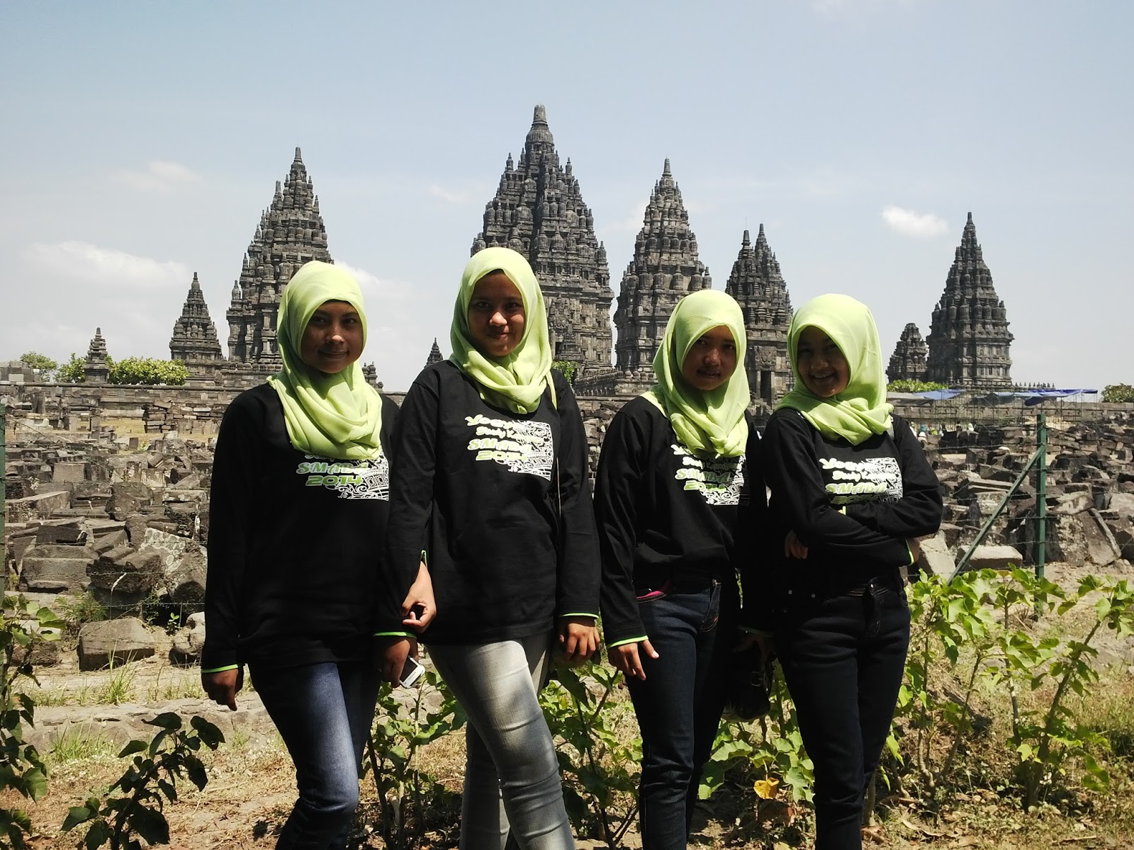 Dari makan taman sari jam 08 00 pagi kami berangakat menuju candi prambanan lalu kami sampai di candi prambanan pada sekitar pukul 11 00 WIB tanggal