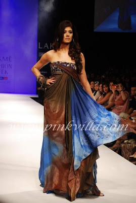 Pooja Bhatra Walks on the Ramp @ Babita Malkani show