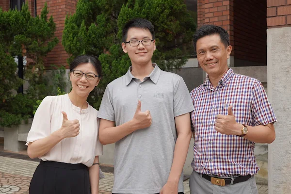 ▲大葉大學陳郁文教務長(右)與丁后儀老師(左)都很肯定余宥榤同學(中)提案的專業演講力通。（大葉大學提供）
