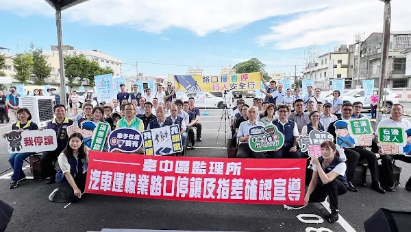 ▲會場還有九大汽車運輸業者「路口停讓」宣誓。（記者林明佑翻攝）
