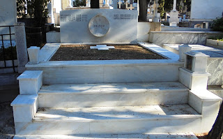 το ταφικό μνημείο του Χριστόφορου Νέζερ στο Α΄ Νεκροταφείο των Αθηνών
