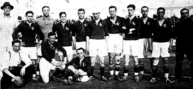 📸SELECCIÓN DE ESPAÑA 📆29 agosto 1920 ⬆️Belauste (de paisano), Acedo, Zamora, Artola, Patricio, Pichichi, Arrate, Eguiazábal, Vázquez, Sancho, Paco Bru (seleccionador). ⬇️Lemmel (masajista), Vallana y Pagaza. SELECCIÓN DE BÉLGICA 3 🆚 SELECCIÓN DE ESPAÑA 1 Domingo 29/08/1920, 14:30 horas. VII Juegos Olímpicos de Amberes 1920, cuartos de final. Amberes (Bélgica), estadio Olímpico de Beerschot:18.000 espectadores. GOLES: ⚽1-0: 37’, Coppée. ⚽2-0: 55’, Coppée. ⚽3-0: 58’, Coppée. ⚽3-1: 80’, Arrate, de penalti.