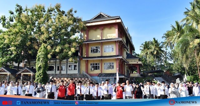 Rektor Prof Marjoni Imamora Lepas secara Resmi Kontingen UIN Batusangkar