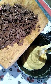 adicionando chocolate picado na massa