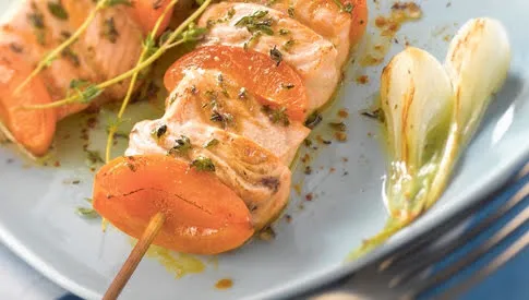 Spiedini di salmone e albicocche