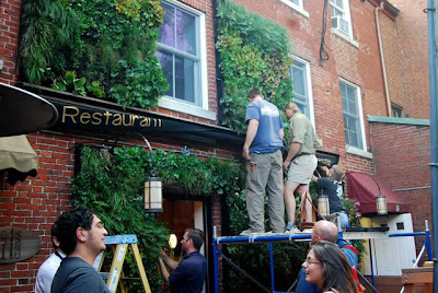 Antes e Depois: fachada de restaurante ganha vida com parede ecológica