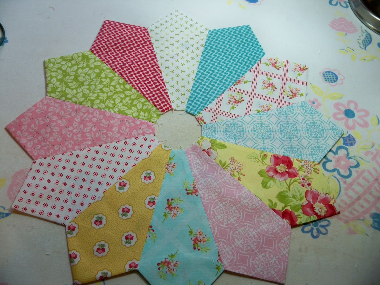 Dresden Plate Quilt Block Tutorial