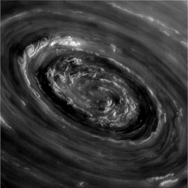 Xoáy bão ở cực bắc Sao Thổ được chụp bởi tàu Cassini vào ngày 27 tháng 11 năm 2012 khi tàu bay ở độ cao 400.048 km so với những đám mây cao nhất. Hình ảnh: NASA/JPL-Caltech/SSI.
