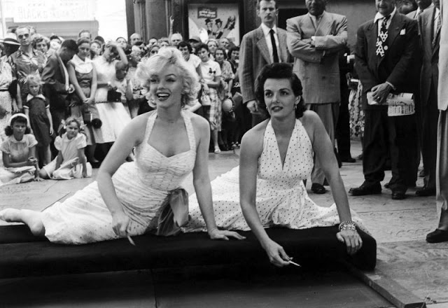 Fotografías de Marilyn Monroe y Jane Russell en Los caballeros las prefieren rubias