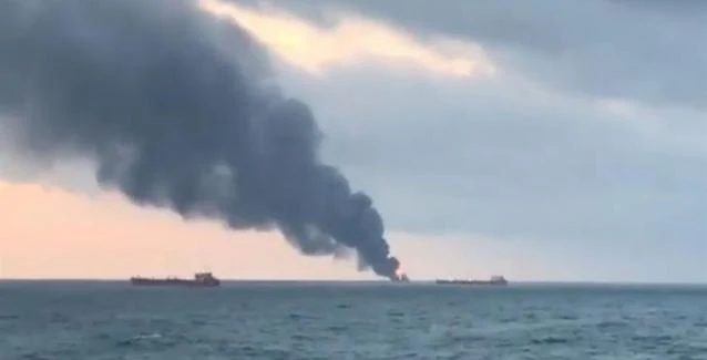 Έκρηξη σε πορθμό του Κερτς: Πηδούν από τα πλοία για να σωθούν