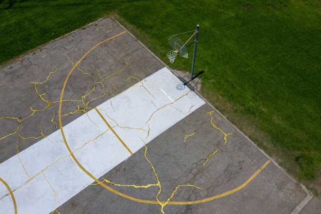 Quand l'art du Kintsugi sublime un court de basket