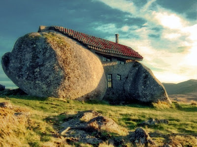 Stone Age home in Portugal01