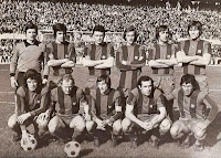 F. C. BARCELONA. Temporada 1975-76. Mora, Tomé, Albaladejo, Neeskens, Costas, Migueli. Heredia, Marcial, Cruyff, Asensi y Cholo Sotil. SEVILLA F. C. 2 🆚 F. C. BARCELONA 0 Domingo 08/02/1976. Campeonato de Liga de 1ª División, jornada 21. Sevilla, estadio Ramón Sánchez Pizjuán. GOLES: ⚽1-0: 46’, Lorant, de penalti. ⚽2-0: 66’, Lora.