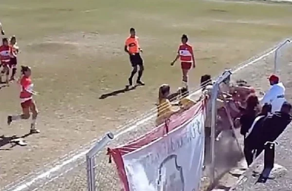 Έπαιξαν ξύλο σε γυναικείο αγώνα ποδοσφαίρου! Σε ρινγκ μετατράπηκε το γήπεδο (video)