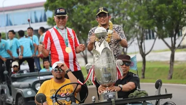 Foto: Wako Mahyeldi dan Wawako Hendri Septa Ketika Mengarak Piala Soeratin Bersama Offocial dan Pemain PSP U-15.