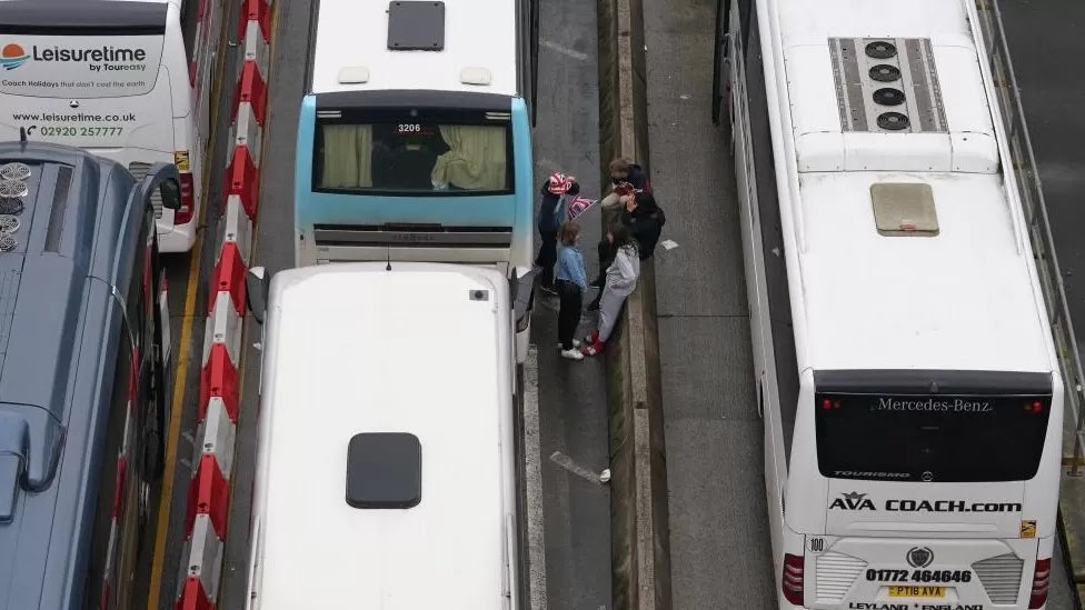 Dover delays as ferry passengers wait for hours