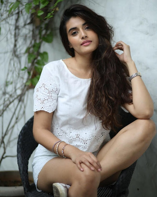 actress divyansha kaushik photo gallery