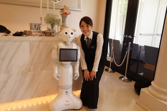 結婚式でアーフェリーク白金のスタッフと写真撮影するPepper