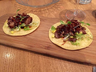 Rollitos de pato laqueado con mango