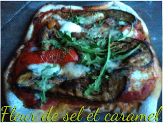 Pizza Aubergines et poivrons marinés, mozzarella, jambon fumé, roquette