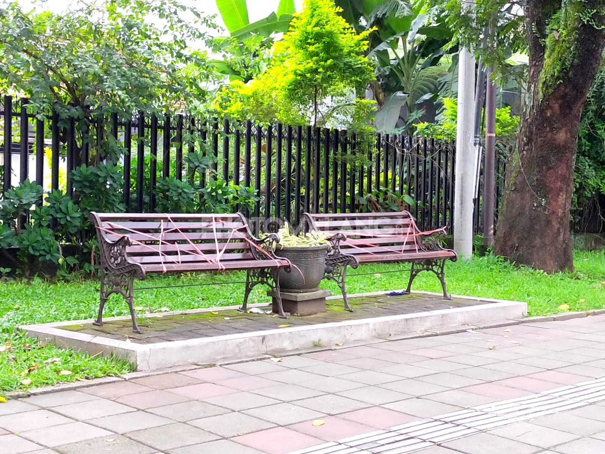 Kursi di Taman dan Tempat Umum di tutup tali Social 