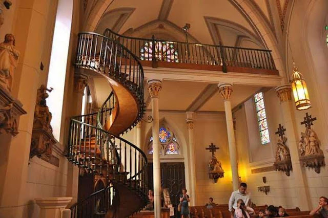 Внутренний вид капеллы Лоретто и лестницы, соединяющей хоры