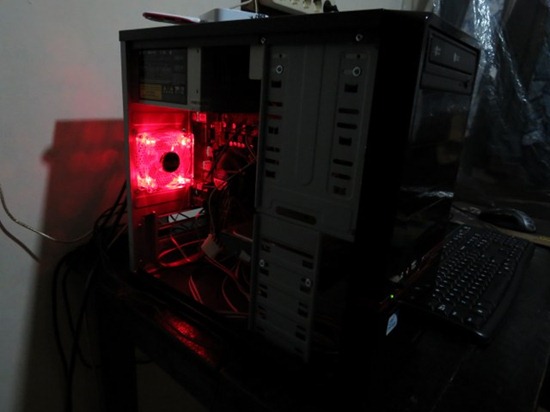 Foto komputer saya setelah dipasangi kipas Cooler Master BC 80 LED warna merah