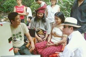 Director Saw Teong Hin in discussion with M. Nasir who plays Hang Tuah, Tiara Jacquelina, as Gusti Puteri Retino Dumilah, and her husband, Datuk Effendi Norwawi