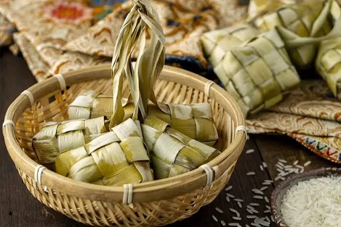 Ketupat Vs Nasi, Mana yang Lebih Mengenyangkan? Ini Perbedannya!