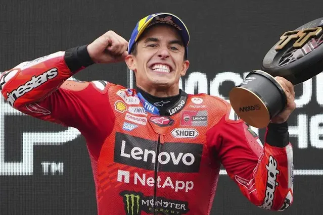 Marc Marquez merayakan kemenangan MotoGP ke-68 yang menyamakan rekornya dengan Giacomo Agostini di Sirkuit Assen 2025.