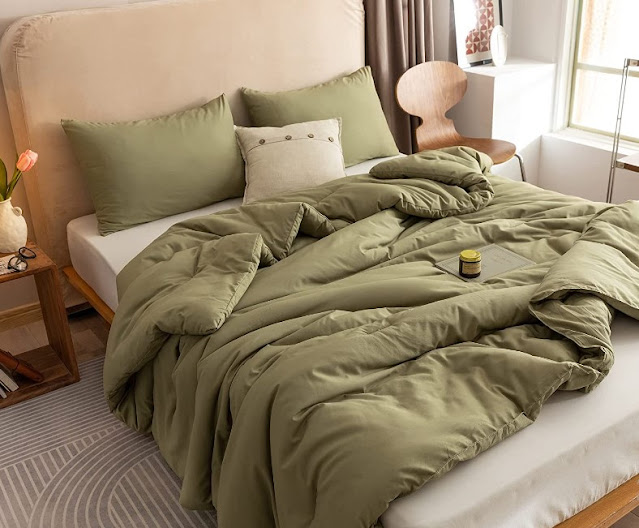 Bedspread in olive green