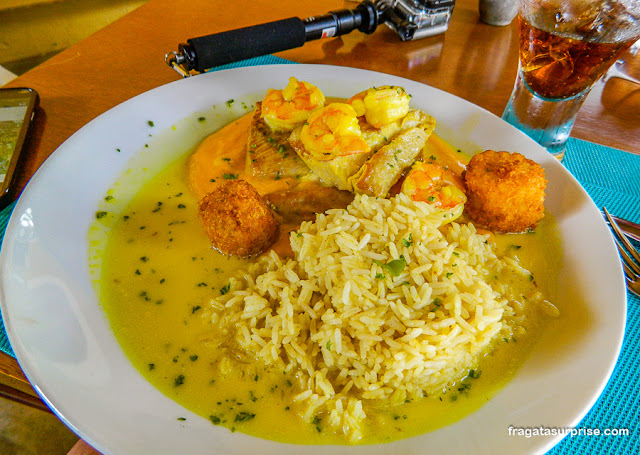 Peixe servido no Cacimba Bistrô, restaurante de Fernando de Noronha