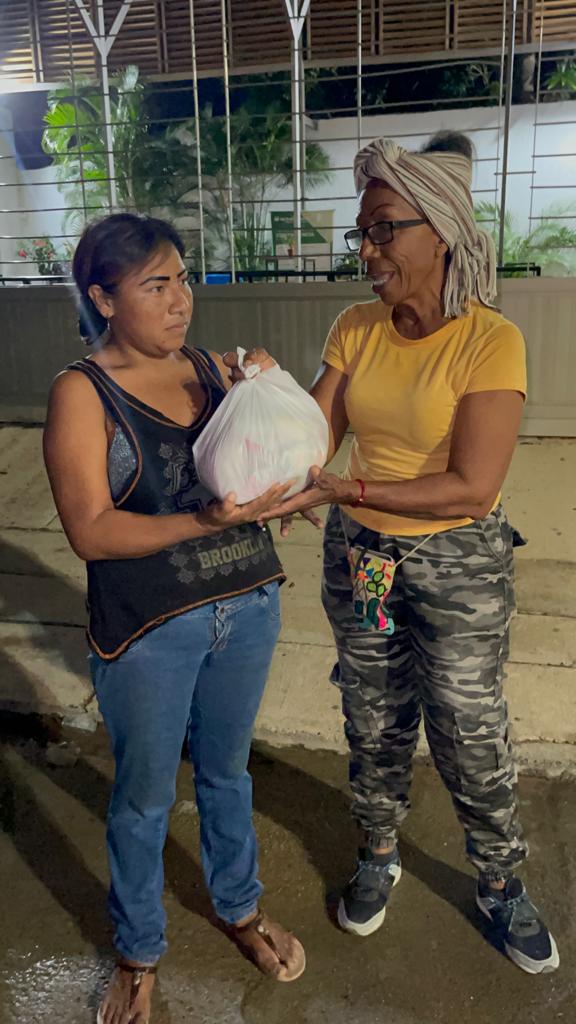 https://www.notasrosas.com/Sonia Marina Bermúdez, de la Fundación 'Gente Como Uno', entrega mercados a 120 familias vulnerables de Riohacha