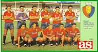 CLUB ATLÉTICO OSASUNA - Pamplona, Navarra, España - Temporada 1988-89 - Martín González, Vicuña, Castañeda, Ciganda, De Luis y Merino; Morón, Roberto Elvira, Lee, Pizo Gómez y Rípodas - El Osasuna en un encuentro de pretemporada. Sammy Lee, que llegó al equipo poco después que Michael Robinson, fue campeón de Europa en 1981 con el Liverpool y ofreció un gran rendimiento hasta que cayó gravemente lesionado en un partido de Liga disputado contra el Valladolid