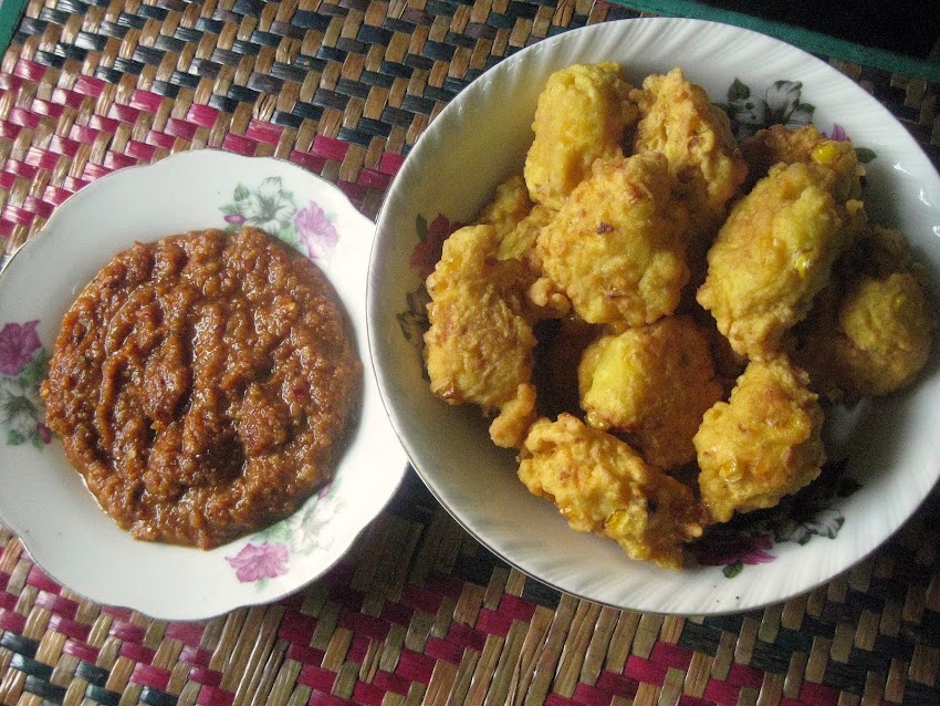 RESEPI NENNIE KHUZAIFAH: Cucur jagung cicah kuah kacang