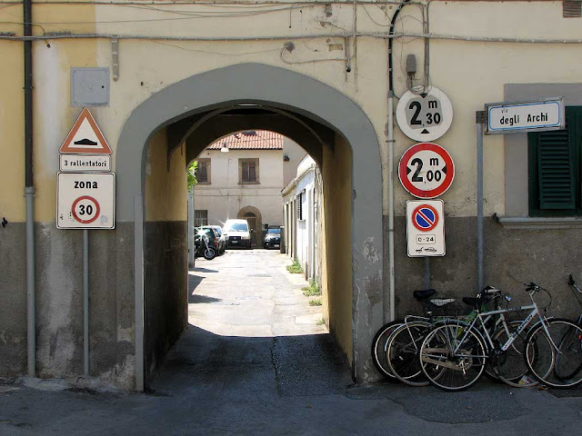 Plaque of via degli Archi, Arches Street, Livorno