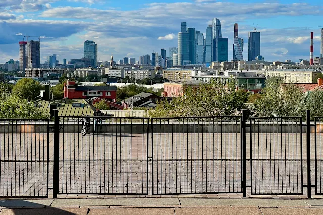 Ленинский проспект, территория Российской академии наук, вид на Москва-Сити, забор