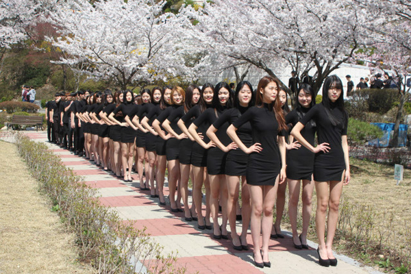 Sinh viên khoa người mẫu Trường Đại học Daedeok trong buổi học Catwalk ngoài trời