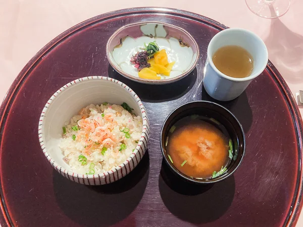 浅草『月見草』桜えびの炊き込みご飯とお味噌汁