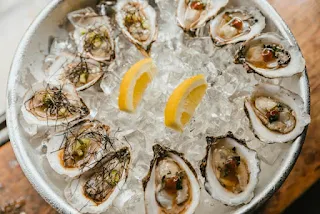Les huîtres sont des délices de la mer très appréciés, mais leur fraîcheur est cruciale pour savourer pleinement leur goût délicat