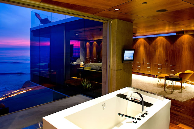 Picture of modern bathroom with the bathtub overlooking the ocean