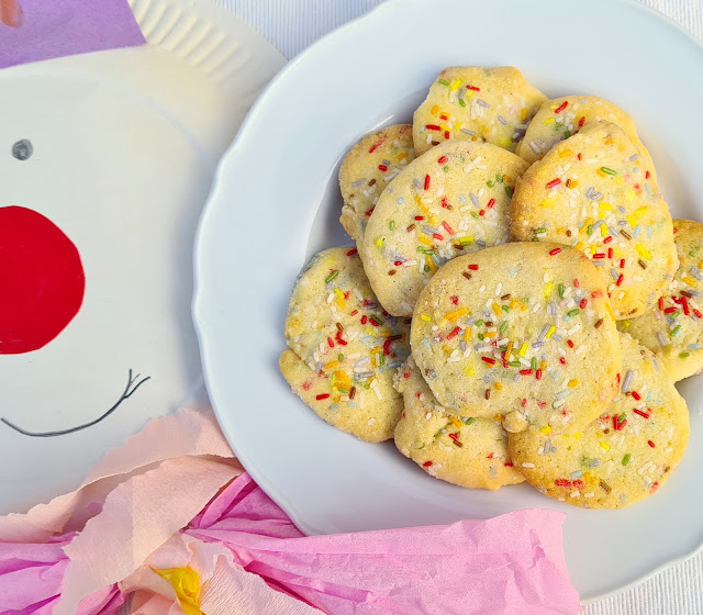 Konfetti Plätzchen: Rezept für fröhlich-bunte Kekse mit Streuseln - nicht nur zum Fasching bzw. Karneval. Die Cookies sind auch super für den Kindergeburtstag, das Kindergarten-Fest, die Schul- und Familienfeier.