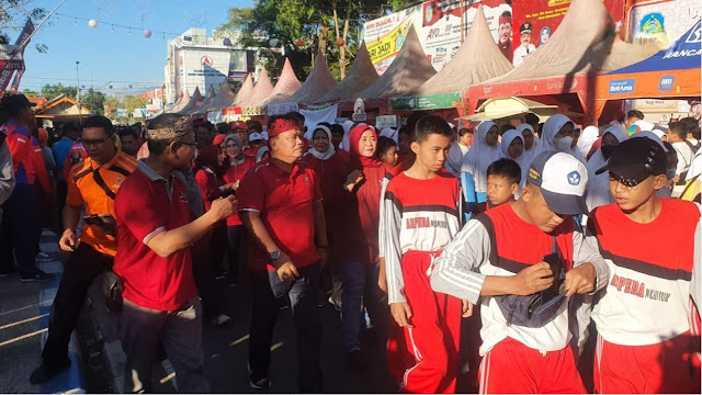 Bupati Nganjuk, Marhaen Djumadi, saat mengikuti jalan sehat di kawasan Alun-alun Nganjuk, Jumat 21 Juli 2023